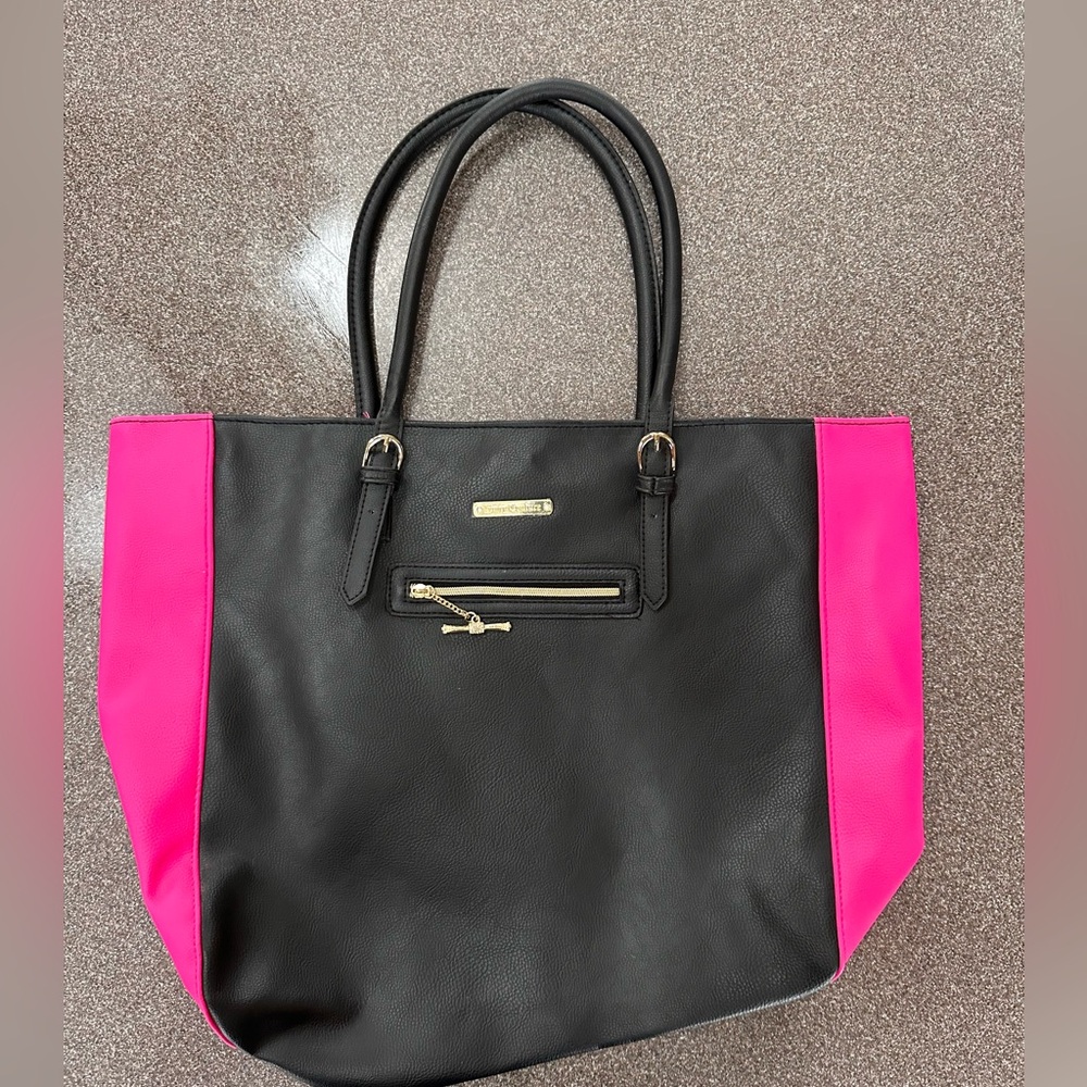 SASSY JUICY COUTURE TRAVEL TOTE BAG BLACK & HOT PINK, Charm Attached
